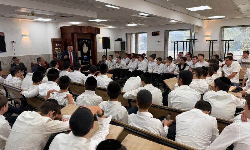 ראש ישיבת 'מערבא' הרב ברוך צ'ייט הופיע ל'זיץ' מרומם בישיבת 'נשמת התורה'