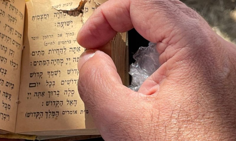 "מלך ממית ומחיה": הסידור שספג את הכדור והציל חיים הופקד למשמרת