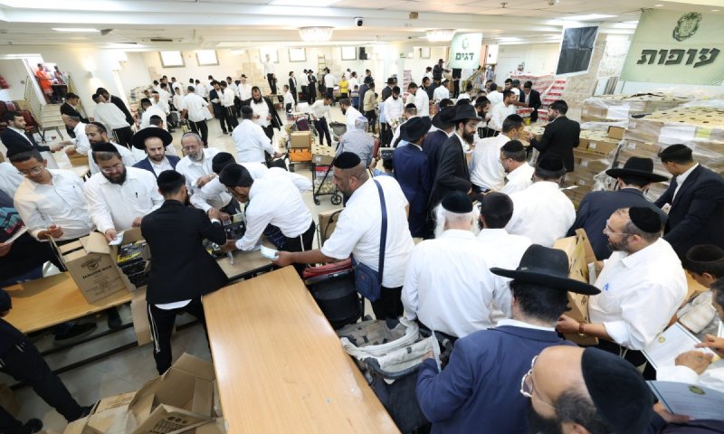 המונים בחלוקת קרן הצדקה "מטה לוי" של הגר"א עפג'ין בראש העין