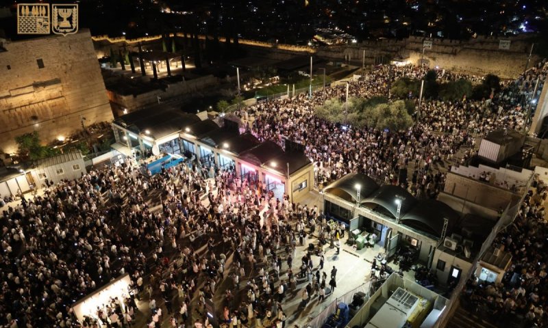 בהשתתפות שורדי השבי: כ-100 אלף איש במעמד הסליחות המרכזי בכותל