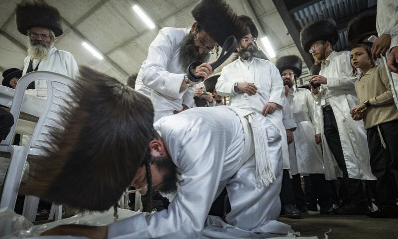 צפו: מנהג ה'מלקות' וחלוקת ה'לעקעך' בחסידות לעלוב בערב יום כיפור