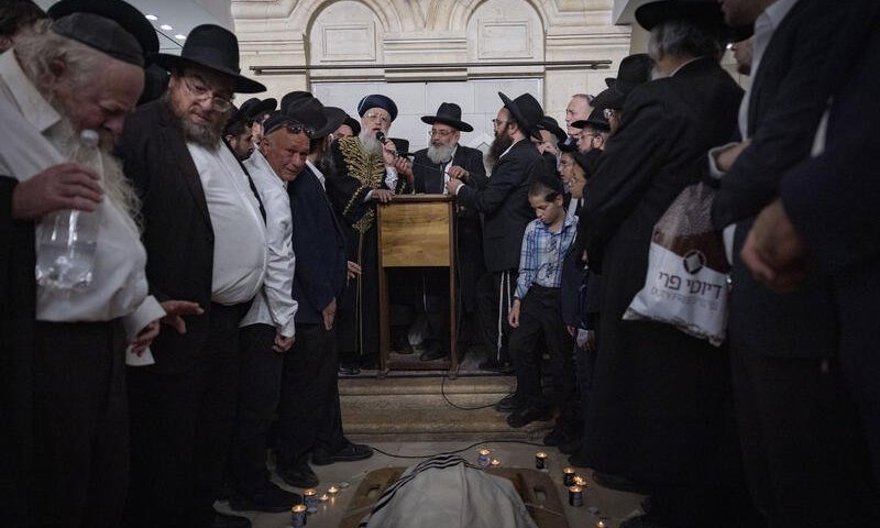 פחות משעתיים שבעה: תיעוד ממסע הלווית המקובל רבי דוד בצרי זצ"ל בערב החג