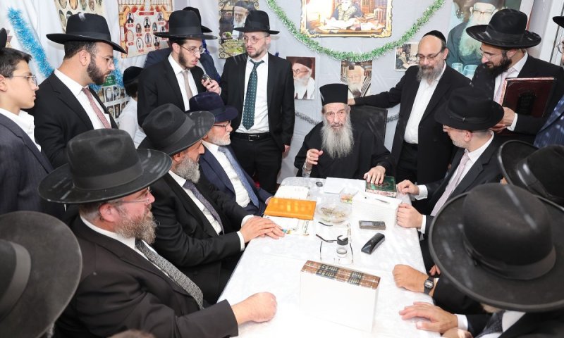 בסוכתו של הצדיק רבני ארגון 2000 במעמד הקבלת פני רבו