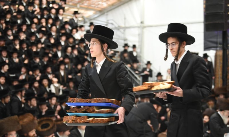נדיר ומיוחד: האדמו"ר מבעלזא ערך טיש לאלפי הבחורים - שחילקו בעצמם את האוכל