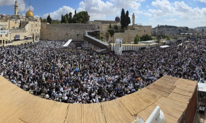 "להרבות בתודה": רבבות בכותל בתפילת הודיה על הצלת טיסת פליי דובאי