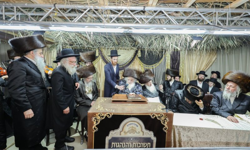 רבבות נוהרים מכל קצווי תבל: תיעוד ענק מחג הסוכות בצל פוסק הדור הגר"מ שטרנבוך