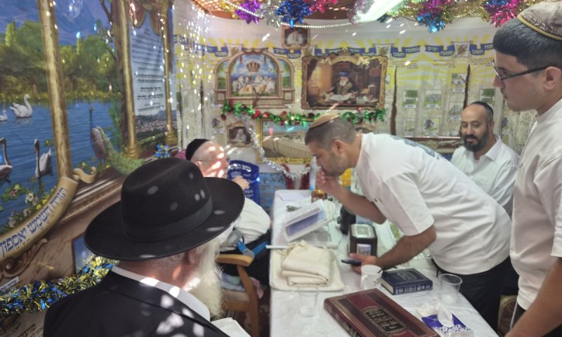 מבית החולים לסוכה: זקן הרבנים הספרדים שב למעונו לחג