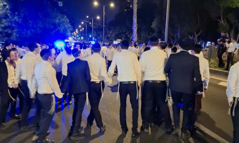 "נמות ולא נתגייס": מפגינים חסמו ניידת בתל אביב, העריק שוחרר