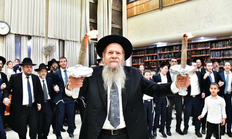 תיעוד מרומם: חג הסוכות במחיצת הגאון הצדיק רבי מרדכי שמואל אדלשטיין