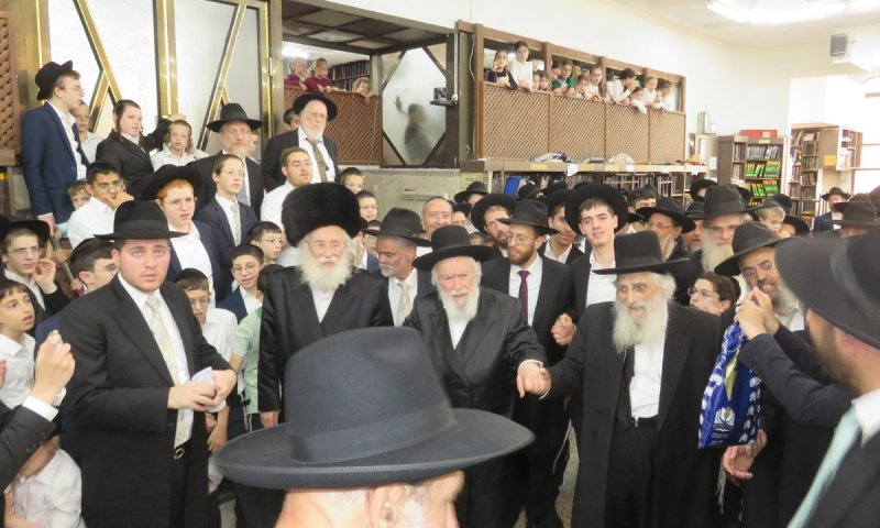 חֲסִידִים וְאַנְשֵׁי מַעֲשֶׂה: שמחת בית השואבה והקבלת פני עמוד ההוראה
