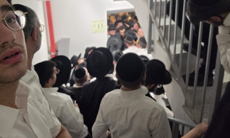 דרמה לילית במודיעין: המונים פרצו לבניין - והמשטרה הצבאית ויתרה על מעצר בחור הישיבה