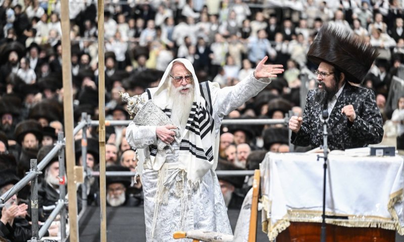 מסיכוך הסוכה עד הקפות שניות: תיעוד נרחב מחצר הקודש צאנז