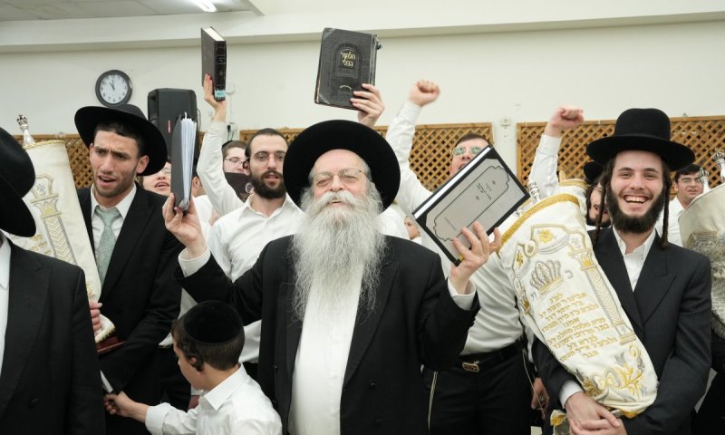 עם קלסרי חידושי תורה: כך רקדו בהקפות שניות בישיבת 'קרית מלך'