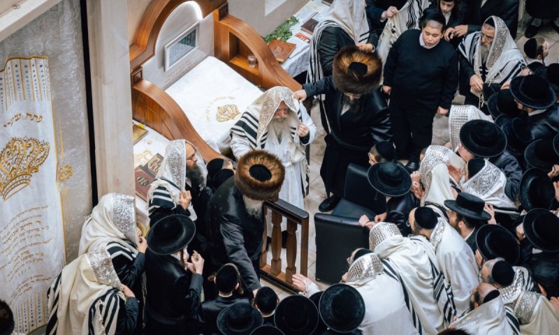 "עוד ישברו חלונות להיכנס": נהירה חסרת תקדים לאדמו"ר מפשעווארסק