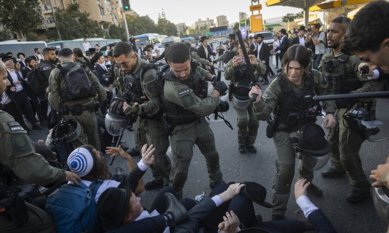שעתיים של חסימות ועימותים: הסתיימו הפגנות הפלג הירושלמי, שוטרים תועדו מפנים באלימות 