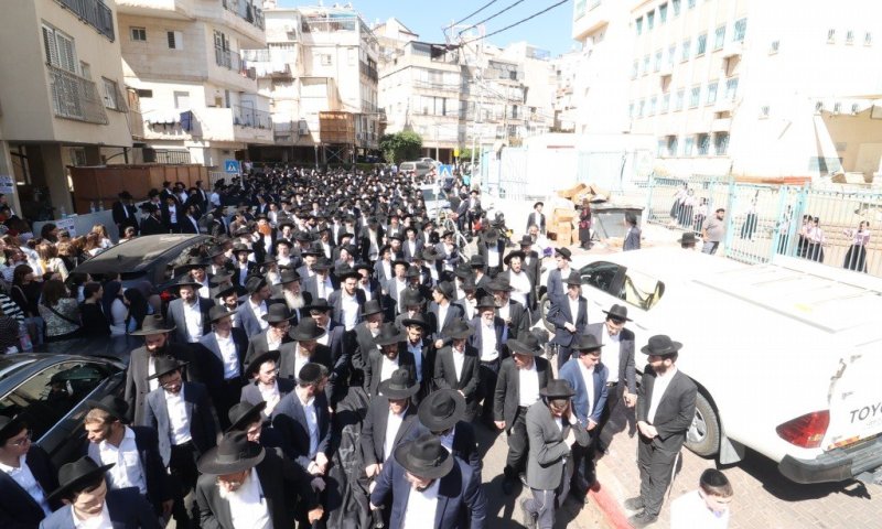 הספד האב המצמרר והסבא ששר 'אשת חיל' בבכי בהלווית הנכדה