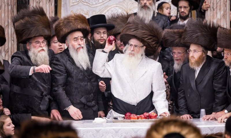 מהגשם בסוכה ועד זריקת התפוחים: גלריה מסכמת מצאנז קלויזנבורג