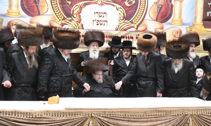 שמחת אירוסי הנכד העשירי: הריקוד הנלהב של הרבי מבעלזא