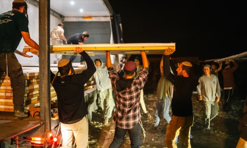 מאות פעילים הקימו נקודת התיישבות חדשה מול העיר עזה