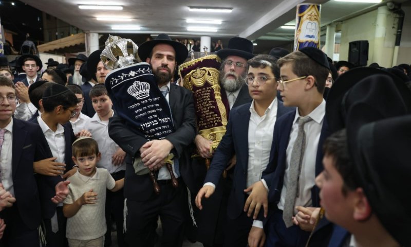 ספר תורה הוכנס לחיידר 'מרכז' ב"ב לעילוי נשמת התלמיד רפאל בנימין ז"ל