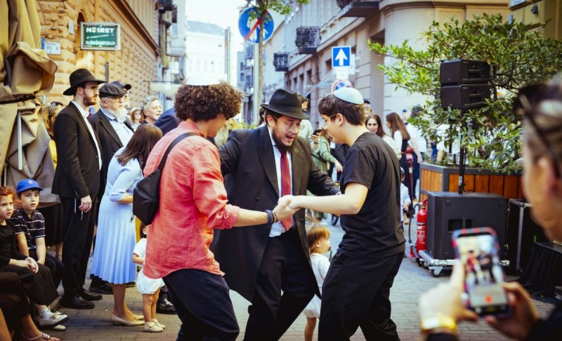 באדיבות המצלם