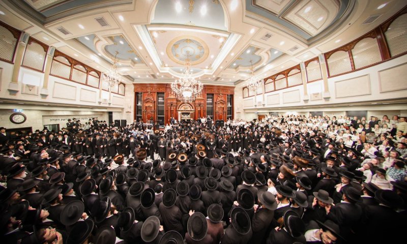 רחוב יואל נחסם: ספר התורה הוכנסת לבית המדרש סאטמר בירושלים