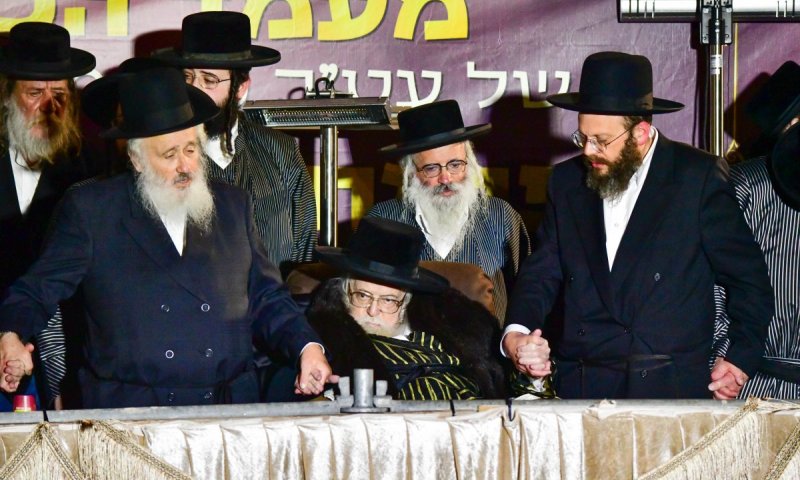 המסוק מנתב"ג, הריקוד בחצור והקמיע שחילק הרבי: המעמד של תולדות אברהם יצחק