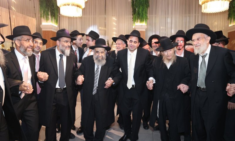גדולי ישראל בשמחת חכם משה צדקה: צפו בתיעוד מחתונת נכדו
