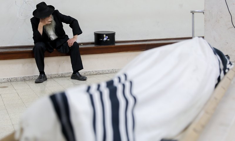 הוא זז מתחת לטלית: דרמה באמצע מסע הלוויה בבית הלוויות שמגר
